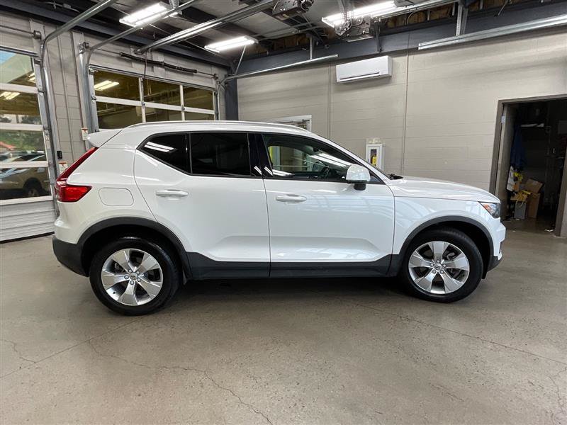 Used 2021 Volvo XC40 T4 Momentum FWD image 6