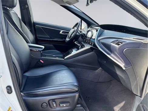 Used 2017 Toyota Mirai image 18
