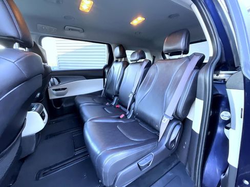 Used 2024 Kia Carnival LX image 21