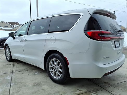 Used 2024 Chrysler Pacifica Touring-L image 5