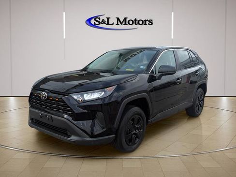 Used 2022 Toyota RAV4 LE AWD/4WD image 3