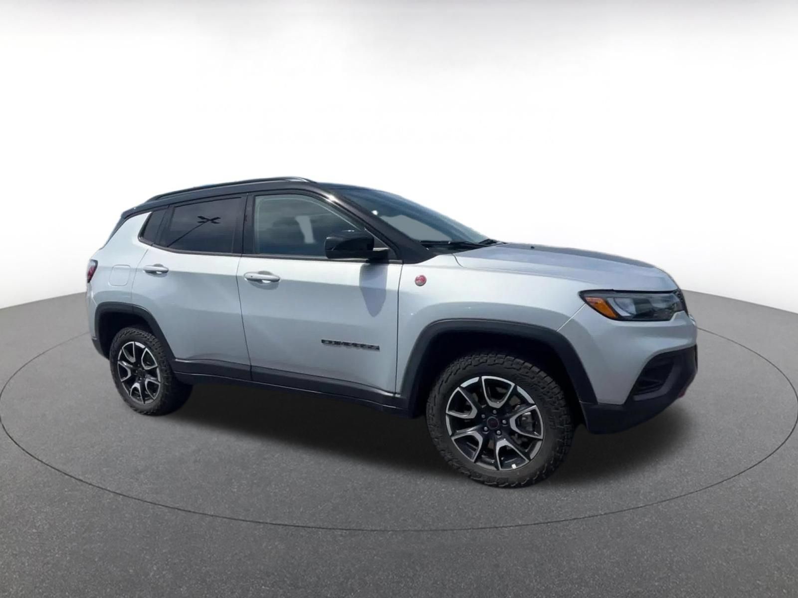 Used 2025 Jeep Compass Trailhawk AWD/4WD image 2