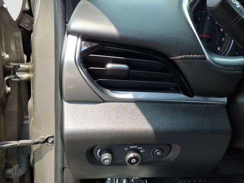 Used 2020 Chevrolet Traverse LT FWD image 23