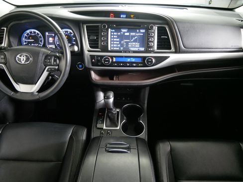 Used 2017 Toyota Highlander XLE AWD/4WD image 10