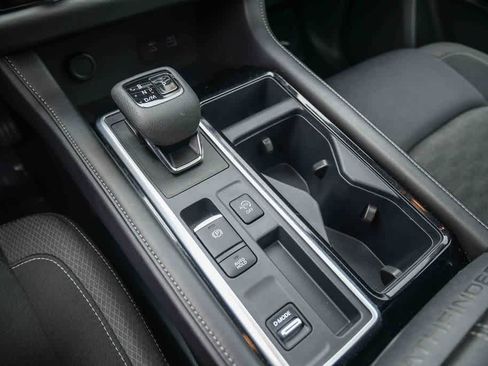 Used 2024 Nissan Pathfinder SV w/ SV Premium Package FWD image 20