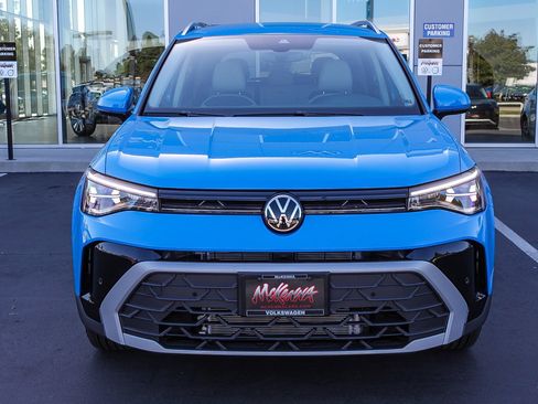 Used 2025 Volkswagen Taos SE image 2