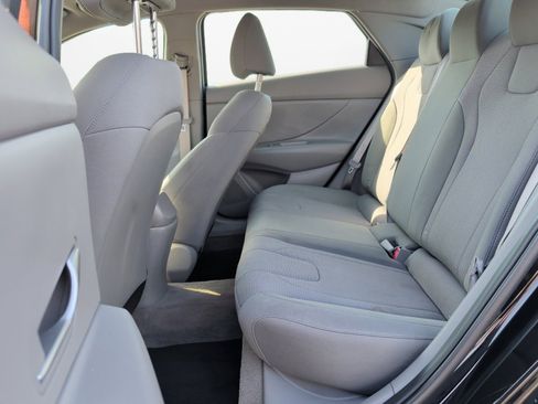 Used 2023 Hyundai Elantra SE w/ Preferred Accessory Package image 13