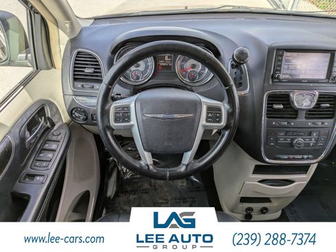 Used 2016 Chrysler Town & Country Touring image 14