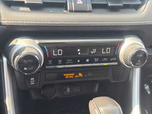 Used 2019 Toyota RAV4 XLE w/ Carpet Mat Package AWD/4WD image 29