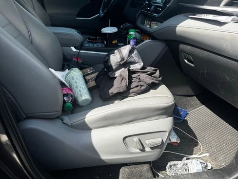 Used 2023 Toyota Highlander XLE image 13