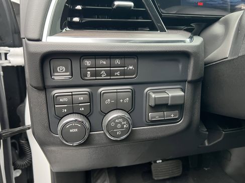 New 2026 Chevrolet Suburban LT image 18