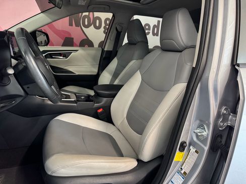Used 2019 Toyota RAV4 XLE Premium w/ Cold Weather Package AWD/4WD image 17