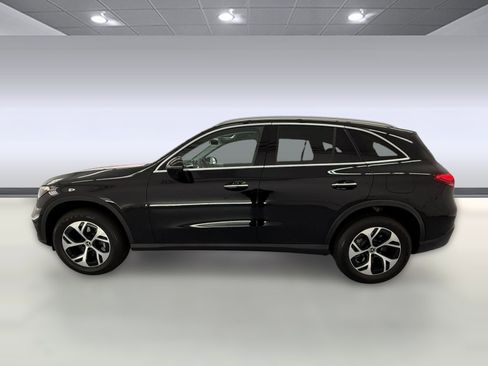 Used 2025 Mercedes-Benz GLC 350e 4MATIC image 2