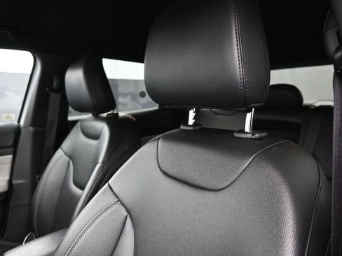 Used 2025 Jeep Compass Limited image 19