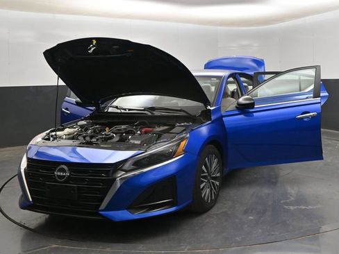 Used 2025 Nissan Altima 2.5 SV FWD image 29