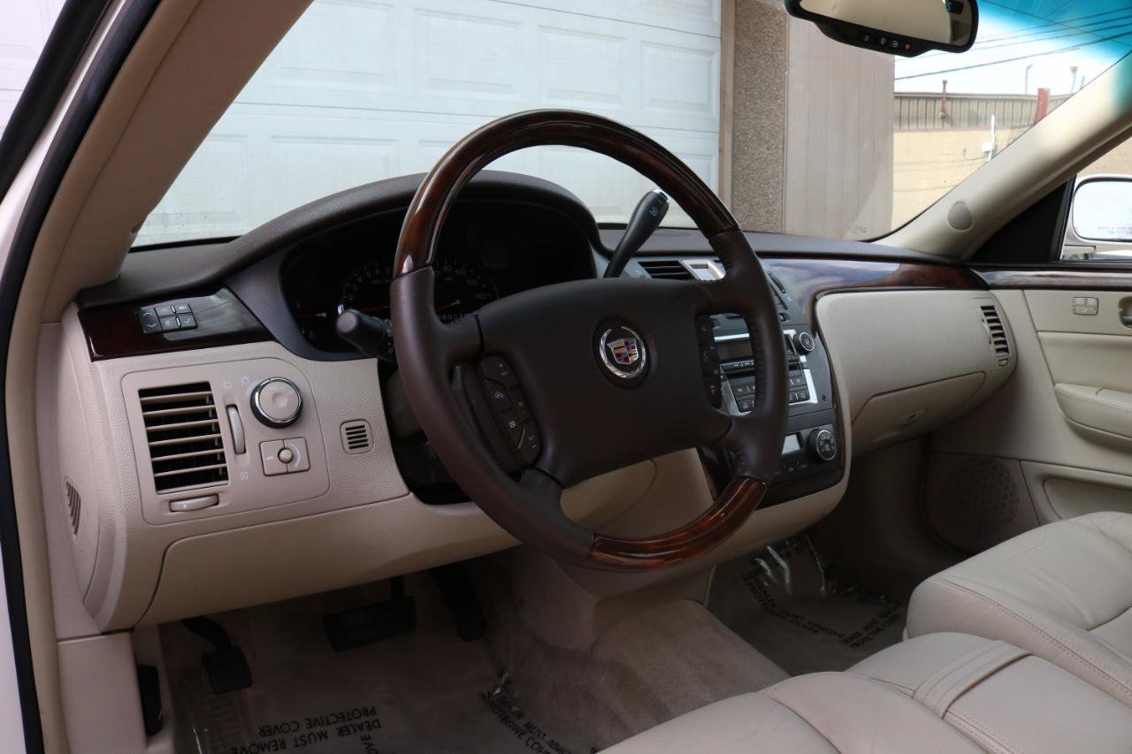 Used 2009 Cadillac DTS w/ Sun And Sound Package FWD image 24