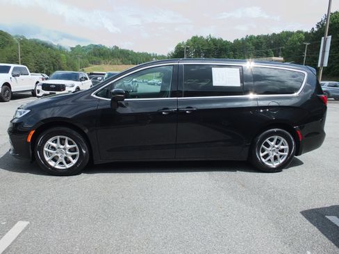 Used 2023 Chrysler Pacifica Touring-L FWD image 6