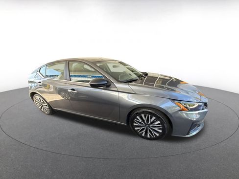 Used 2025 Nissan Altima 2.5 SV image 4