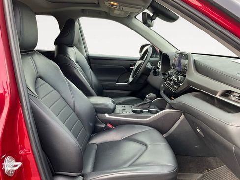 Used 2023 Toyota Highlander XLE image 14