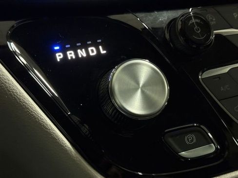 Used 2023 Chrysler Pacifica Touring-L FWD image 17