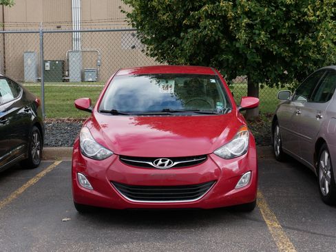 Used 2013 Hyundai Elantra GLS w/ Preferred Pkg FWD image 2