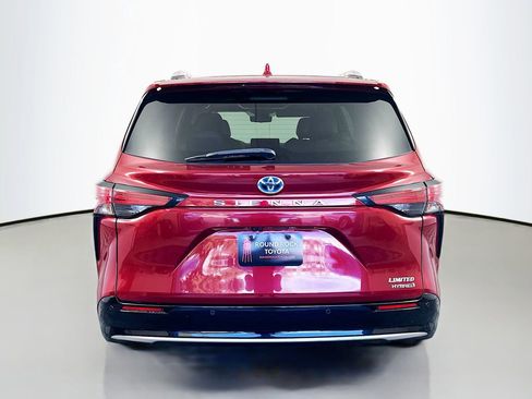 Used 2021 Toyota Sienna Limited image 6