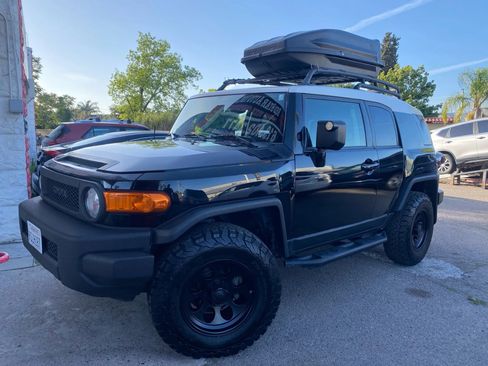 Used 2014 Toyota FJ Cruiser 4WD w/ Upgrade Package image 3
