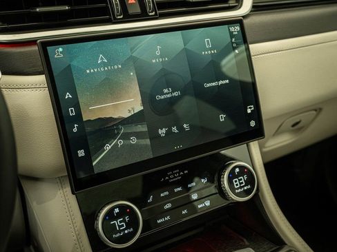 Used 2025 Jaguar F-PACE R-Dynamic S AWD/4WD image 31