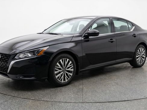 Used 2025 Nissan Altima 2.5 SV FWD image 3