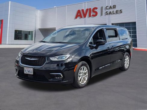Used 2025 Chrysler Pacifica Select image 1