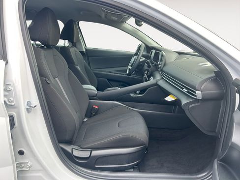 Certified 2025 Hyundai Elantra SE image 10