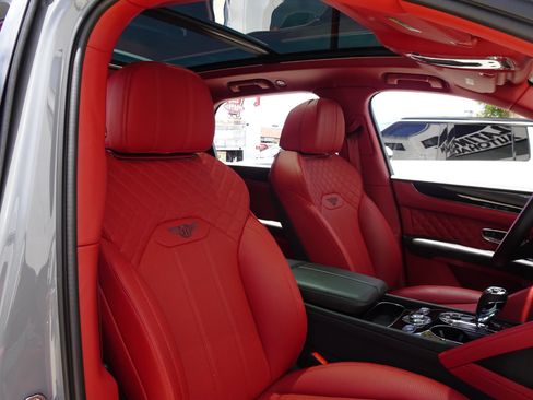 Used 2023 Bentley Bentayga AWD/4WD image 23