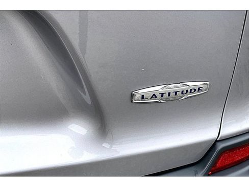 Used 2019 Jeep Cherokee Latitude w/ Popular Appearance Group AWD/4WD image 37