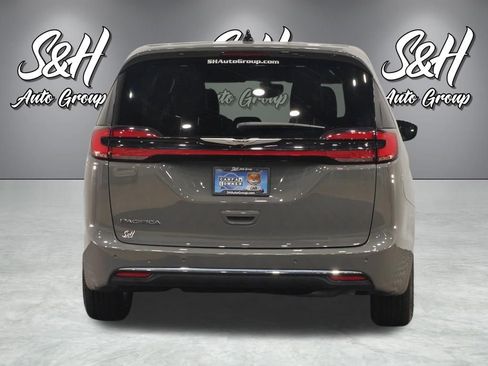 Used 2025 Chrysler Pacifica Select image 17