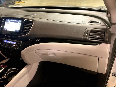 Used 2019 Honda Pilot Touring image 17