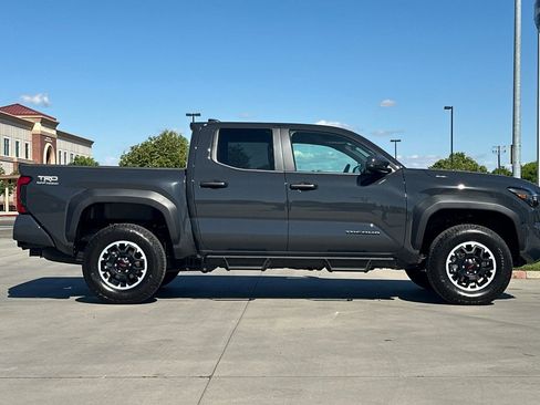 Used 2025 Toyota Tacoma TRD Off-Road AWD/4WD image 7