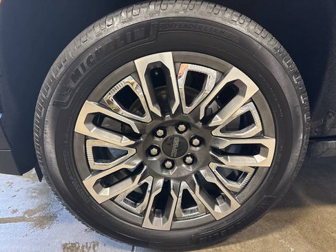 Used 2023 GMC Yukon XL Denali Ultimate AWD/4WD image 9