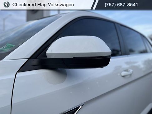 Used 2022 Volkswagen Atlas Cross Sport SE image 2