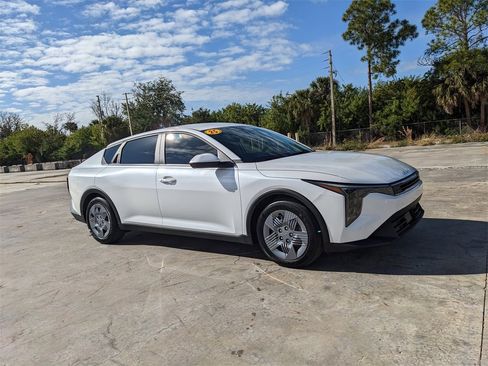 Certified 2025 Kia K4 LX image 2