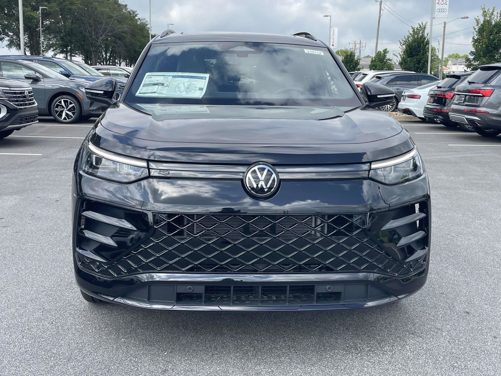 New 2026 Volkswagen Tiguan SE R-Line FWD image 2