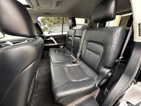 Used 2015 Toyota Land Cruiser image 25