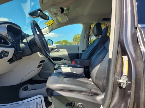 Used 2020 Chrysler Pacifica Touring-L Plus w/ Advanced Safetytec Group FWD image 13
