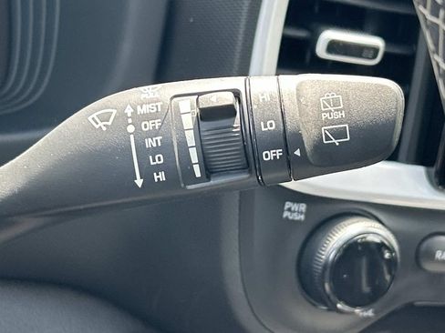 Certified 2025 Hyundai Venue Limited FWD image 29