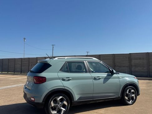 Used 2025 Hyundai Venue SEL FWD image 21