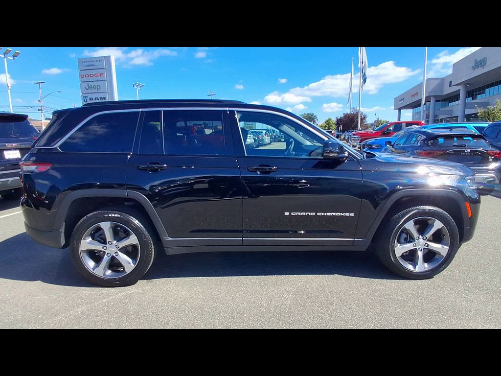 Used 2026 Jeep Grand Cherokee Limited AWD/4WD image 9