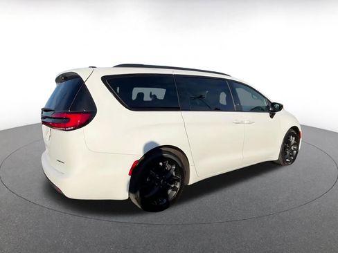 Used 2025 Chrysler Pacifica Limited image 15