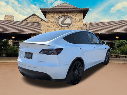Used 2022 Tesla Model Y Performance image 2