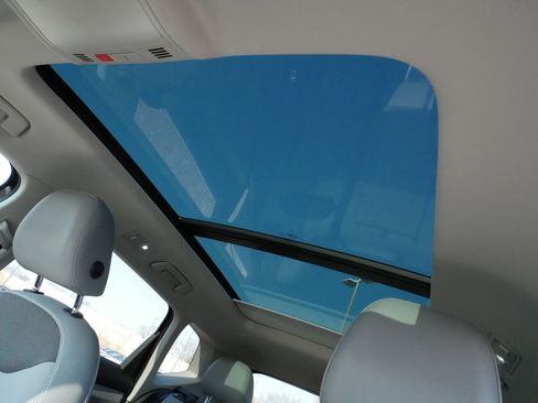 Used 2022 Volkswagen Taos SE w/ Panoramic Sunroof Package image 32