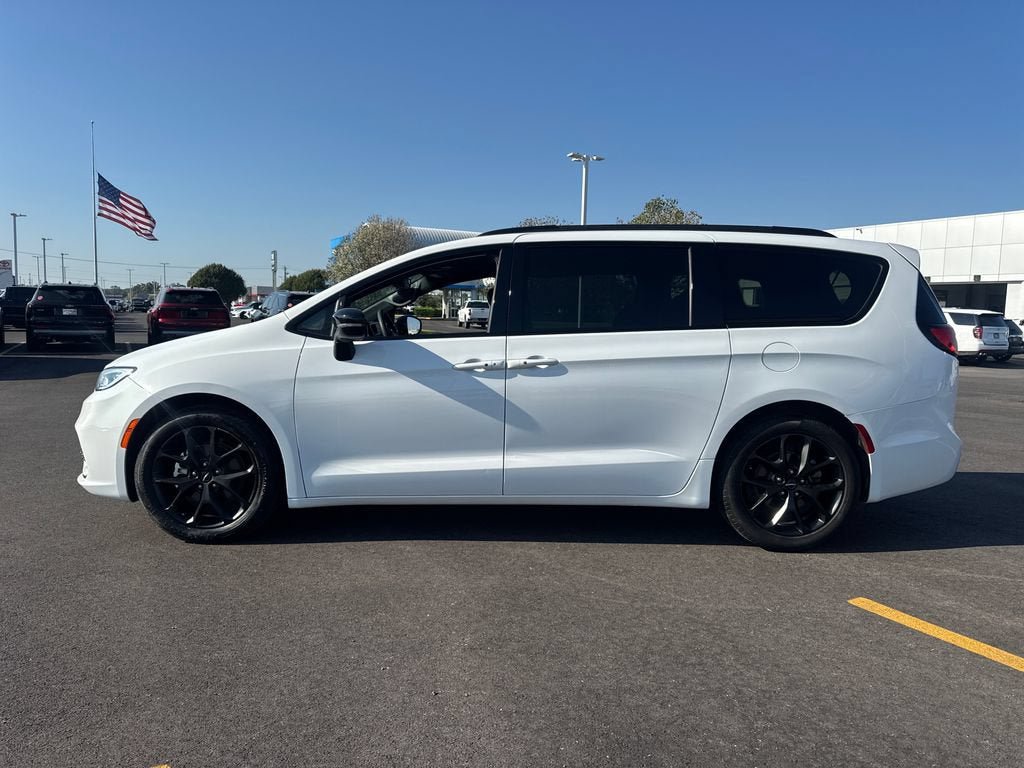 Used 2025 Chrysler Pacifica Limited FWD image 3