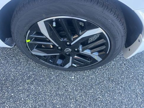 New 2025 Nissan Versa SR w/ Trunk Package image 29